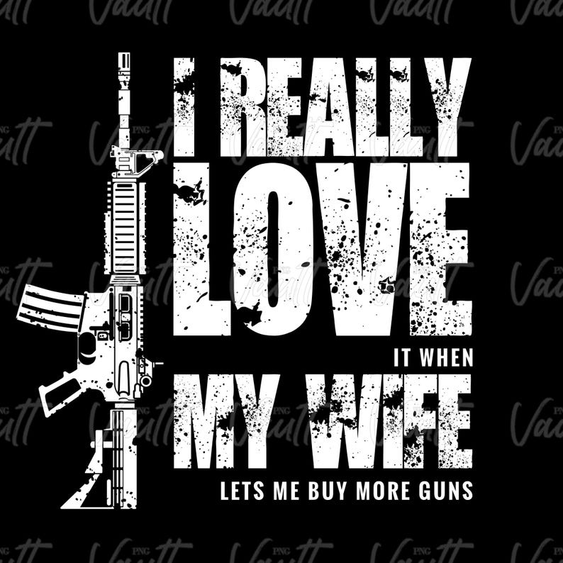 Peut inclure: Sur fond noir, une illustration blanche d'un fusil est &agrave; gauche. Le texte blanc "I REALLY LOVE IT WHEN MY WIFE LETS ME BUY MORE GUNS" est affich&eacute; avec un effet &eacute;clabouss&eacute;.