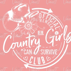 K&ouml;nnte beinhalten: Ein rosafarbener Grafik mit einem wei&szlig;en Cowboyhut, einer G&auml;nsebl&uuml;mchen und Text. Der Text lautet "OFFICIAL MEMBER OF THE Country Girls CAN'T SURVIVE CLUB". Das Design hat eine Vintage- und Country-&Auml;sthetik.