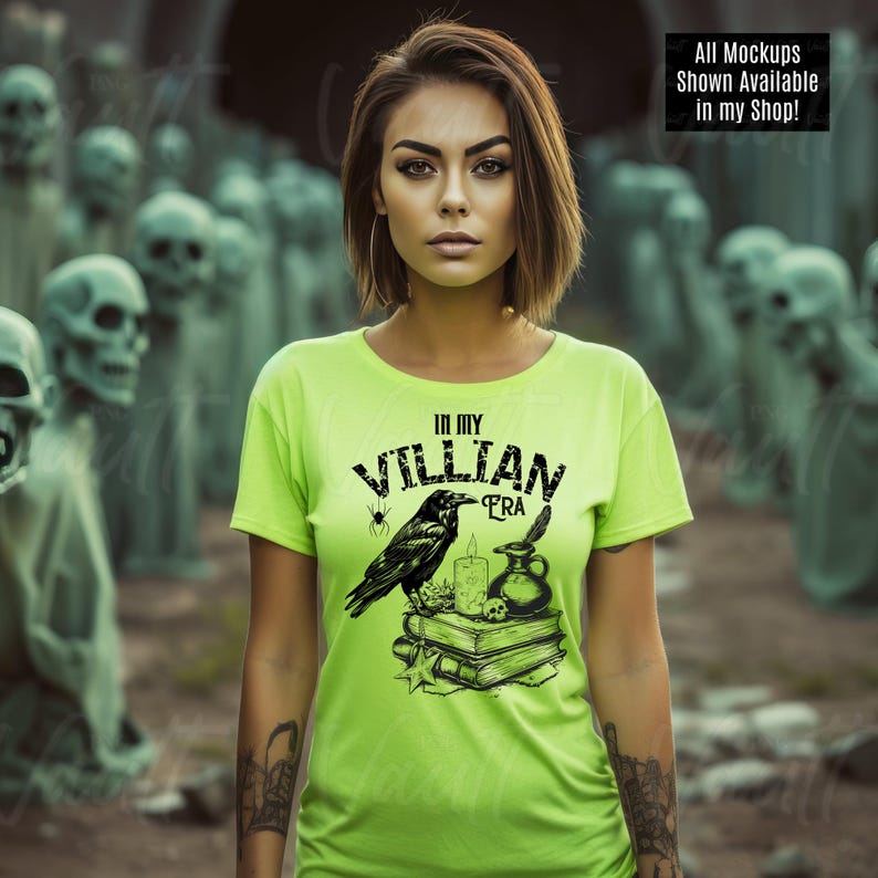 Puede incluir: Una camiseta verde ne&oacute;n con un estampado gr&aacute;fico negro de un cuervo, una pluma, una vela y libros. El texto en la camiseta dice "In My Villian Era".