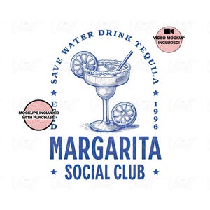 Könnte beinhalten: Ein blau-weißes Grafikdesign mit einem Margarita-Cocktail mit Limettenscheibe, Strohhalm und Text, der "Save Water Drink Tequila" und "Margarita Social Club" lautet. Das Design enthält das Jahr 1996.