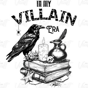 Puede incluir: Ilustraci&oacute;n en blanco y negro de un cuervo, una pluma, una vela, una calavera y una pila de libros. El texto "In My Villain Era" est&aacute; escrito encima de la ilustraci&oacute;n.