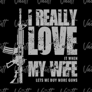 Peut inclure: Graphique noir avec une illustration de fusil et le texte "I REALLY LOVE IT WHEN MY WIFE LETS ME BUY MORE GUNS". Le texte et le fusil sont dans des tons de gris, avec un effet vieilli.