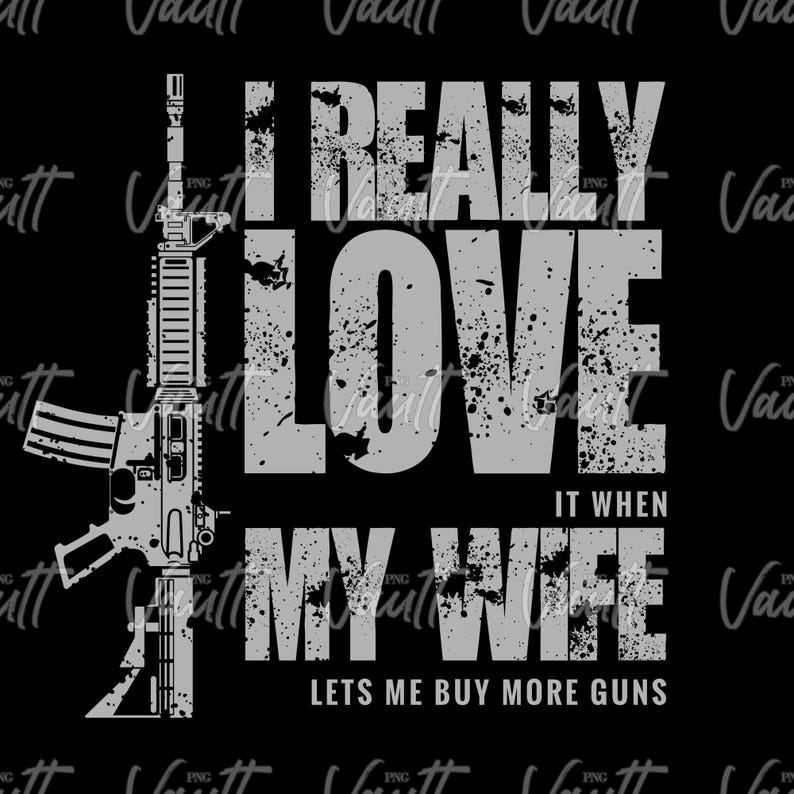 Peut inclure: Graphique noir avec une illustration de fusil et le texte "I REALLY LOVE IT WHEN MY WIFE LETS ME BUY MORE GUNS". Le texte et le fusil sont dans des tons de gris, avec un effet vieilli.