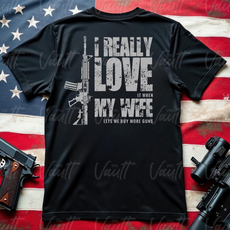 Peut inclure: T-shirt noir avec le texte "I REALLY LOVE IT WHEN MY WIFE LETS ME BUY MORE GUNS" et un dessin de fusil. Le fond comprend un drapeau am&eacute;ricain et des armes &agrave; feu.