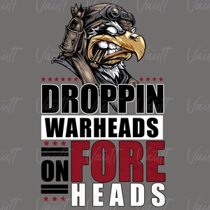 Puede incluir: Diseño gráfico de un águila con casco de piloto y cigarro. El texto dice "DROPPIN WARHEADS ON FORE HEADS" en negrita y con fuentes estilizadas. El diseño utiliza rojo, blanco y negro sobre un fondo gris.