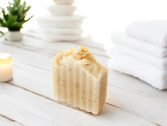 White Lily And Aloe Goat Milk Soap Handmade Moisturizing Body Bar Natural Scented Soap For Women Luxurious Gift For Her