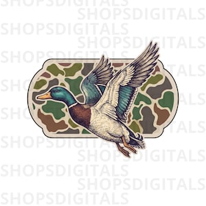 Op de afbeelding: Een gedetailleerde illustratie van een vliegende wilde eend met uitgespreide vleugels. De eend heeft een groene kop, een bruin lichaam en blauwe accenten op de vleugels. Het is geplaatst tegen een camouflage achtergrond in een decoratief kader.