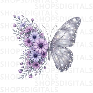 Op de afbeelding: Digitale illustratie van een vlinder. E&eacute;n vleugel bestaat uit paarse en lavendelkleurige bloemen en bladeren. De andere vleugel is zilver met glitter. De vlinder heeft een witte achtergrond.
