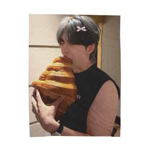 Scoups Croissant Blanket, Seventeen Kpop Blanket, Seventeen Follow Again, Seventeen Spill the Feels, Seventeen World tour