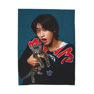 Han Jisung Holding a Kitten Blanket, Stray Kids Han, Stray Kids Ate, You Make Stray Kids Stay, Stray Kids Giant