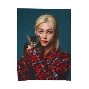 Felix Holding a Kitten Blanket, Stray Kids Felix, Stray Kids Ate, You Make Stray Kids Stay, Stray Kids Giant