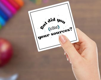 Pegatina "¿Citaste tus fuentes?" - Regalo para profesores de inglés - Pegatina gramática divertida - Calcomanía humorística de citas MLA