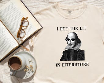 Koszulka z kalamburem Szekspira – Włożyłem światło do literatury – Zabawny prezent dla nauczyciela języka angielskiego – Koszulka z cytatem literackim – Koszulka dla miłośnika książek