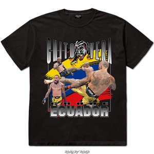 Puede incluir: Camiseta negra con un gráfico de un luchador de artes marciales mixtas. El diseño incluye el texto "CHITO VERA" y "IN THE ECUADOR" con una ilustración de pantera y los colores de la bandera ecuatoriana.