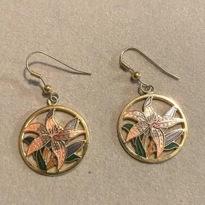 Goudkleurige hangoorbellen cloisonné bloemen