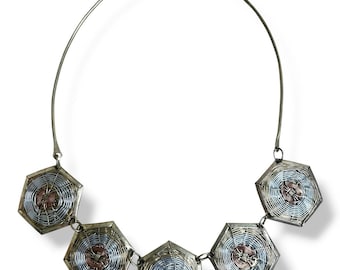 Collar vintage brutalista de latón y alambre de metal mixto con forma hexagonal tipo babero estilo boho.