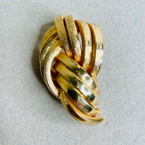 Vintage Textured Shiny Gold Tone Knot Brooch
