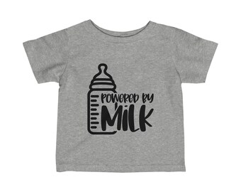 T-shirt per bambini, divertente maglietta per bambini, maglietta per neonati in jersey pregiato-Powered By Milk