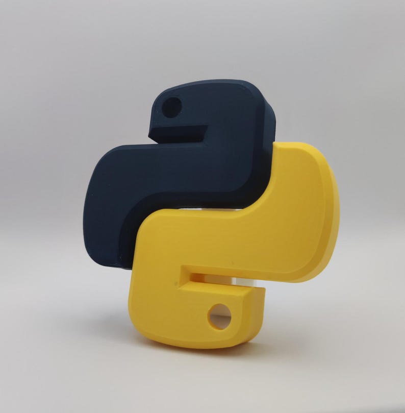 K&ouml;nnte beinhalten: Ein 3D-gedruckter Python-Logo-Schl&uuml;sselanh&auml;nger. Das Logo ist gelb und blau, wobei der K&ouml;rper der Schlange eine Schleife bildet.