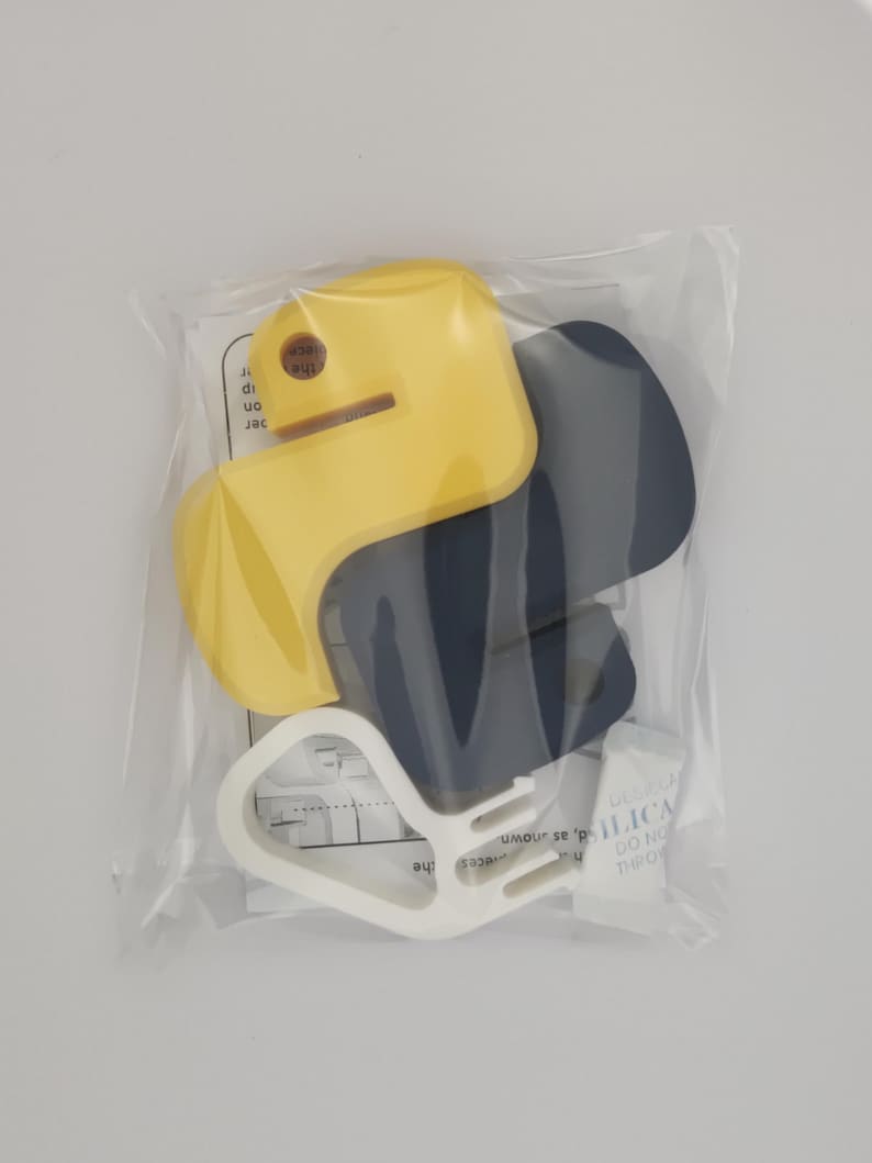 K&ouml;nnte beinhalten: Ein Satz mit drei T&uuml;rstoppern in Gelb, Grau und Wei&szlig;. Die T&uuml;rstopper sind aus einem weichen, flexiblen Material gefertigt und sollen verhindern, dass T&uuml;ren zuschlagen.