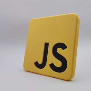 Pode incluir: Um objeto amarelo, de forma quadrada com cantos arredondados. As letras "JS" est&atilde;o recortadas em preto. O objeto est&aacute; ligeiramente inclinado, mostrando sua espessura e o contraste entre o amarelo e o preto.