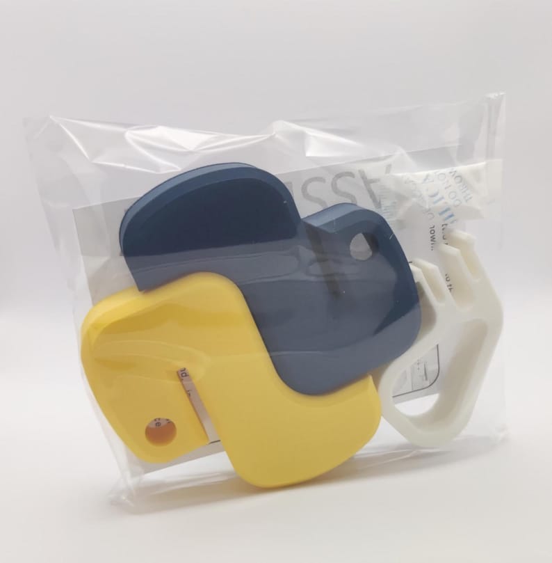 K&ouml;nnte beinhalten: Ein gelber und blauer Python-Logo-Schl&uuml;sselanh&auml;nger aus Kunststoff. Der Schl&uuml;sselanh&auml;nger befindet sich in einer durchsichtigen Plastikt&uuml;te.