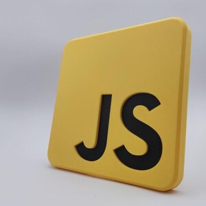 Pode incluir: Um quadrado amarelo com cantos arredondados com as letras pretas "JS". O objeto &eacute; de cor s&oacute;lida com um acabamento fosco. As letras s&atilde;o em negrito e centralizadas no quadrado.