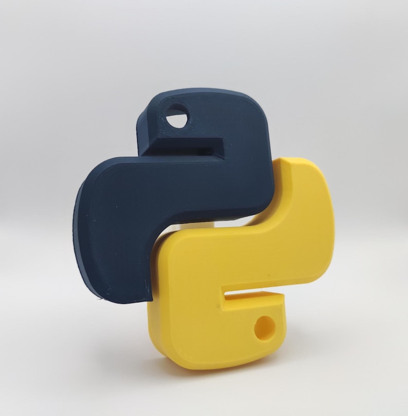 K&ouml;nnte beinhalten: Ein 3D-gedrucktes Python-Logo, mit der oberen H&auml;lfte in dunkelblau und der unteren H&auml;lfte in gelb.