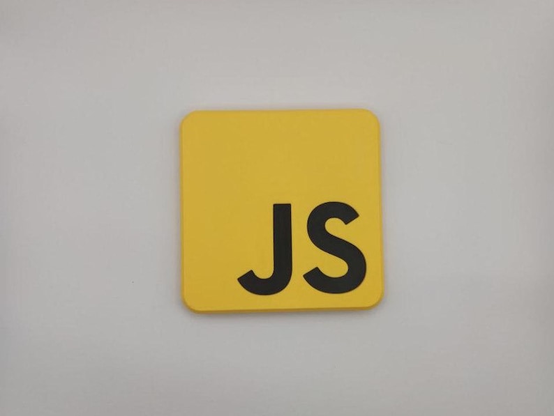 Pode incluir: Uma base de copo quadrada amarela com cantos arredondados. A base de copo apresenta as letras pretas "JS" em uma fonte em negrito sem serifa. A base de copo est&aacute; sobre um fundo branco sujo.