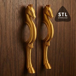 Pode incluir: Duas puxadores dourados para armário com design de cabeça de cavalo, montados em uma porta de madeira marrom escura. A imagem inclui o texto "STL DOWNLOAD".