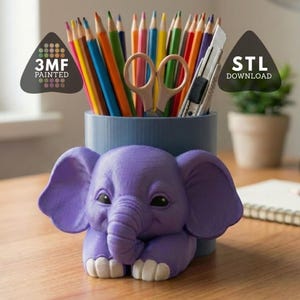 Może przedstawiać: Fioletowy uchwyt na ołówki w kształcie słonia z niebieskim cylindrycznym pojemnikiem na kredki, nożyczki i nóż do tapet. Słoń ma białe akcenty na stopach. Obraz zawiera tekst "3MF PAINTED" i "STL DOWNLOAD".