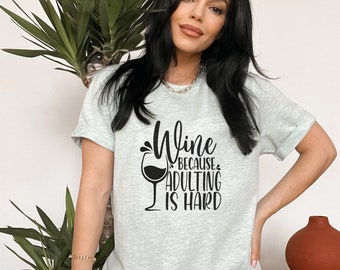 ワインは大人になるのは難しいTシャツ - ワイン愛好家へのギフト