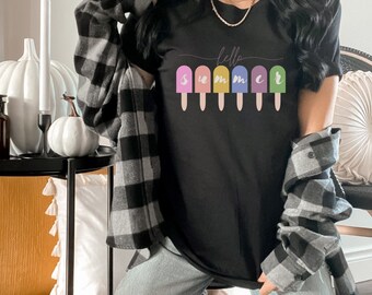 Hello Summer Shirt - Popsicle Written Summer Welcome Outfit - Maglietta colorata per le vacanze - Abbigliamento per le vacanze in famiglia - Regalo per i viaggiatori, Estate