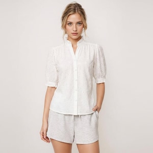 Blommig topp med utskuret bomullsmönster, puffärmad blus för kvinnor, skjorta med volangkrage, vit sommartopp, bomullsblus i vintagestil, avslappnad chic topp