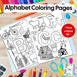 Pode incluir: Duas p&aacute;ginas para colorir do alfabeto em preto e branco com ilustra&ccedil;&otilde;es de objetos que come&ccedil;am com as letras B e C. As p&aacute;ginas est&atilde;o em papel quadriculado azul, com o texto "Alphabet Coloring Pages" no topo. Um c&iacute;rculo vermelho com o texto "* This is a digital file *" est&aacute; &agrave; direita.