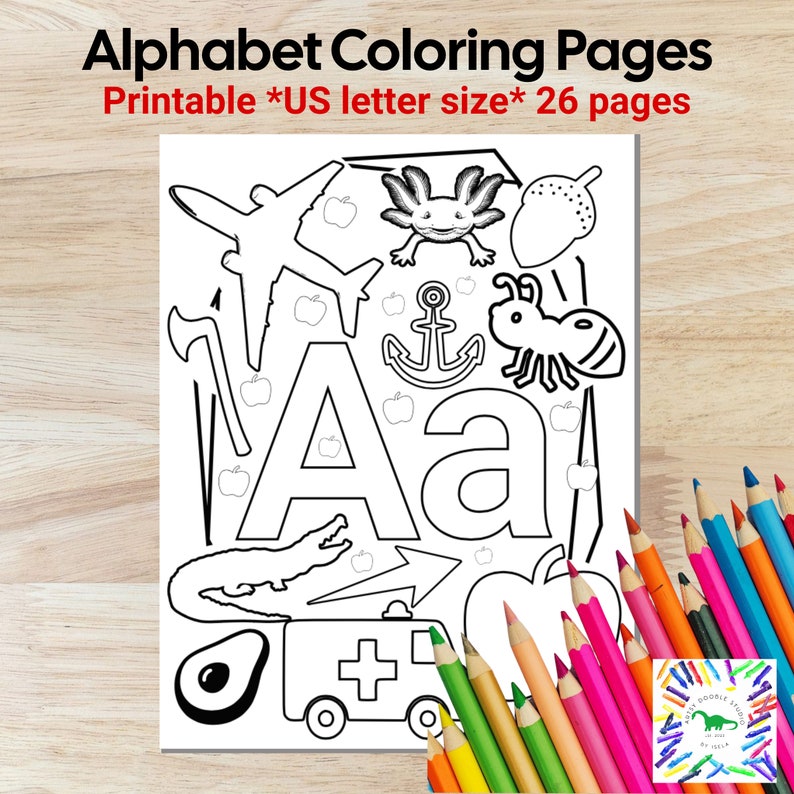 Pode incluir: Uma p&aacute;gina para colorir do alfabeto em preto e branco com o texto "Alphabet Coloring Pages" e "Printable *US letter size* 26 pages". A p&aacute;gina apresenta a letra "A" e v&aacute;rias ilustra&ccedil;&otilde;es, incluindo um avi&atilde;o, um axolote e uma ambul&acirc;ncia. L&aacute;pis de cor no canto inferior direito.