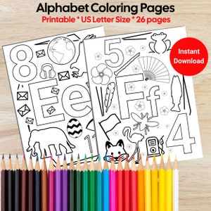 Pode incluir: Duas p&aacute;ginas para colorir do alfabeto em preto e branco com ilustra&ccedil;&otilde;es e n&uacute;meros, incluindo o texto "Alphabet Coloring Pages" e "Printable * US Letter Size * 26 pages". Um conjunto de l&aacute;pis de cor est&aacute; na parte inferior e um c&iacute;rculo vermelho com "Instant Download" est&aacute; &agrave; direita.