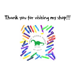 Pode incluir: Fundo branco com o texto "Thank you for visiting my shop!!!" acima de um logotipo circular. O logotipo apresenta um dinossauro verde e as palavras "ARTSY DOOBLE STUDIO EST. 2023 BY ISELA" rodeadas por tra&ccedil;os de giz de cera coloridos.