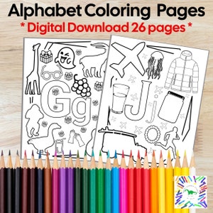 Pode incluir: Duas p&aacute;ginas para colorir do alfabeto em preto e branco com o texto "Alphabet Coloring Pages * Digital Download 26 pages *." As p&aacute;ginas apresentam ilustra&ccedil;&otilde;es de letras e objetos. Uma fileira de l&aacute;pis de cor na parte inferior.