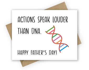 以下が含まれることがあります： 「ACTIONS SPEAK LOUDER THAN DNA. HAPPY FATHER'S DAY!」のテキストとカラフルなDNA鎖のイラストが描かれた白い父の日カード。茶色の封筒に入っています。