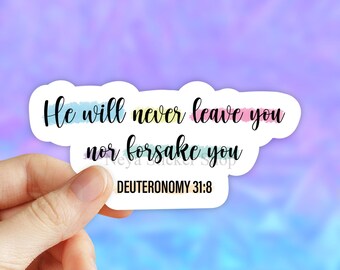 Może przedstawiać: Biała naklejka z tekstem "He will never leave you nor forsake you Deuteronomy 31:8" w czarnym kolorze. Tekst jest podkreślony kolorowymi pociągnięciami akwareli.
