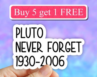 Op de afbeelding: Witte sticker met zwarte tekst die "Pluto Never Forget 1930-2006" zegt.
