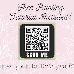 K&ouml;nnte beinhalten: Ein rosa Hintergrund mit wei&szlig;en floralen Designs und einem schwarz-wei&szlig;en QR-Code mit dem Text "SCAN ME" in einem wei&szlig;en Feld. Der Text "Free Painting Tutorial Included!" ist in schwarzer Kursivschrift geschrieben. Unter dem QR-Code befindet sich ein Link zu einem YouTube-Video: https://youtu.be/IC2A-gva-CM