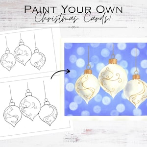 Może przedstawiać: Obraz przedstawia malunek trzech białych bombek choinkowych ze złotymi akcentami, zawieszonych na niebieskim tle z białym bokeh. U góry znajduje się napis "PAINT YOUR OWN Christmas Cards!", z rysunkiem konturowym bombek.