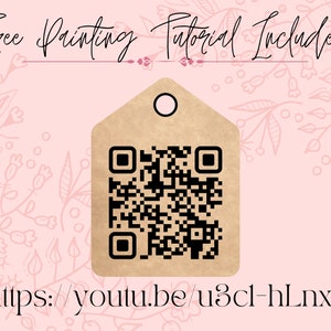 Pu&ograve; includere: Un'etichetta di carta marrone con un codice QR in bianco e nero. L'etichetta ha un foro nella parte superiore e il testo "Free Printing Tutorial Included!" &egrave; scritto sopra il codice QR. Sotto il codice QR si trova l'URL "https://youtu.be/u3c1-hLnxTl".