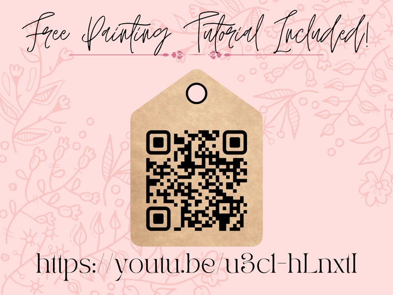 Pu&ograve; includere: Un'etichetta di carta marrone con un codice QR in bianco e nero. L'etichetta ha un foro nella parte superiore e il testo "Free Printing Tutorial Included!" &egrave; scritto sopra il codice QR. Sotto il codice QR si trova l'URL "https://youtu.be/u3c1-hLnxTl".