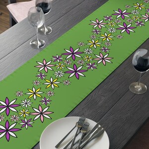 Daisy Table Runner - Retro Mod Table Decor - Floral Home Decor