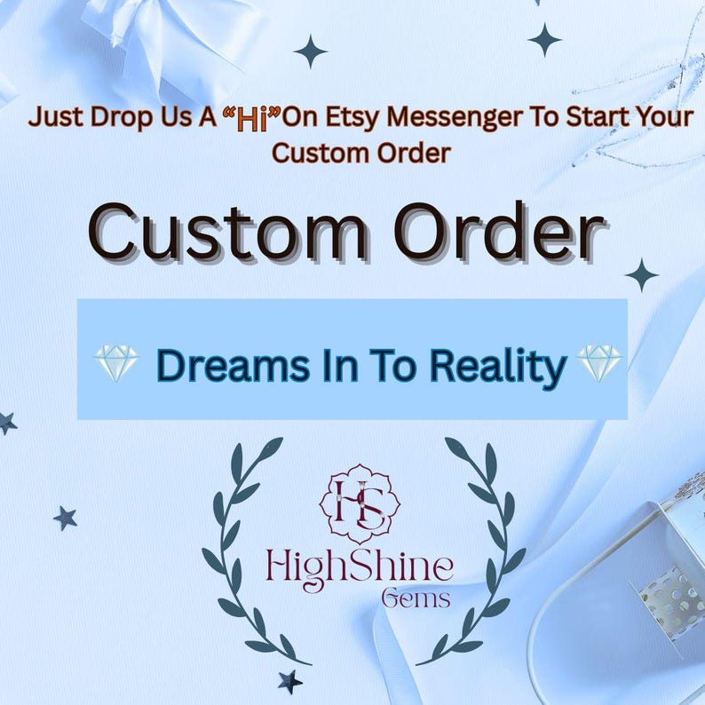 Pu&ograve; includere: Sfondo azzurro chiaro con testo che recita "Just Drop Us A *Hi* On Etsy Messenger To Start Your Custom Order". Le parole "Custom Order" sono in grassetto nero. Sotto, un rettangolo azzurro chiaro con le parole "Dreams In To Reality". Il logo HighShine Gems &egrave; in basso.