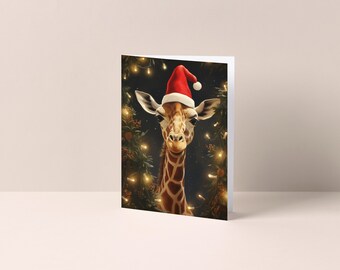 Giraffe späht durch Weihnachtsdekoration mit Nikolausmütze - Weihnachtskarte