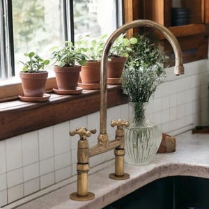 Grifo de cocina de latón antiguo con forma de puente - Accesorio para fregadero de latón macizo sin lacar con varias manijas y patas rectas